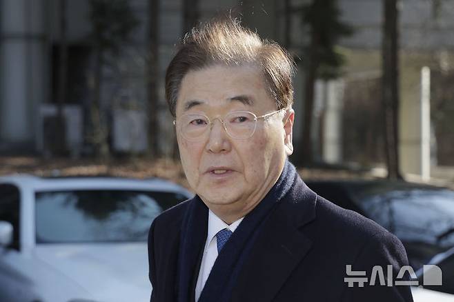 [서울=뉴시스] 최동준 기자 = 서울중앙지법 형사합의27부는 이날 직권남용권리행사방해 등 혐의를 받는 정의용 전 국가안보실장, 정경두 전 국방부 장관과 서주석 전 국가안보실 1차장의 1차 공판준비기일을 진행한다. 사진은 정 전 실장. 2025.02.19. photocdj@newsis.com