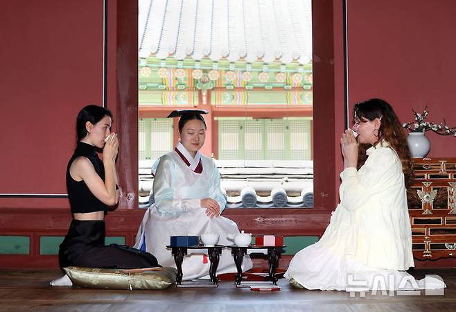 [서울=뉴시스] 홍효식 기자 = 12일 서울 종로구 창덕궁 약방에서 열린 2025년 창덕궁 약다방 사전 행사에서 외국인들이 전통다과와 한방차를 시식하고 있다.국가유산청은 국가유산진흥원과 함께 6월 4일부터 6월 26일까지 일반인을 대상으로 2025년 상반기 '창덕궁 약다방' 행사를 개최한다. 참가자 모집은 추첨제로 진행하며, 오늘부터 18일 오후 2시까지 티켓링크를 통해 응모할 수 있다. 2025.05.12. yesphoto@newsis.com