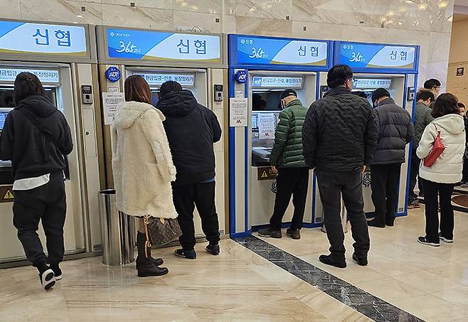 강원랜드 카지노 영업장 외부에 설치되어 있는 ATM기. 매출총량제를 위반했다며 카지노 영업장 내부에 있던 ATM기를 외부로 퇴출시키는 바람에 고객들의 불편만 커졌다는 비판이다.(사진=뉴시스)  *재판매 및 DB 금지