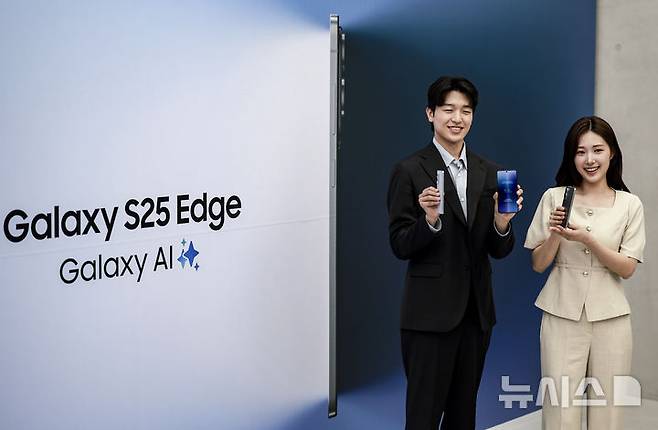 [서울=뉴시스] 정병혁 기자 = 13일 서울 서초구 삼성 강남에서 열린 삼성 갤럭시 S25 엣지 미디어 브리핑에서 모델들이 삼성 갤럭시 S25 엣지를 선보이고 있다. 2025.05.13. jhope@newsis.com