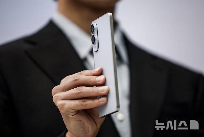 [서울=뉴시스] 정병혁 기자 = 13일 서울 서초구 삼성 강남에서 열린 삼성 갤럭시 S25 엣지 미디어 브리핑에서 모델들이 삼성 갤럭시 S25 엣지를 선보이고 있다. 2025.05.13. jhope@newsis.com