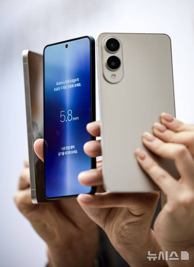 [서울=뉴시스] 정병혁 기자 = 13일 서울 서초구 삼성 강남에서 열린 삼성 갤럭시 S25 엣지 미디어 브리핑에서 모델들이 삼성 갤럭시 S25 엣지를 선보이고 있다. 2025.05.13. jhope@newsis.com