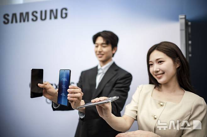 [서울=뉴시스] 정병혁 기자 = 13일 서울 서초구 삼성 강남에서 열린 삼성 갤럭시 S25 엣지 미디어 브리핑에서 모델들이 삼성 갤럭시 S25 엣지를 선보이고 있다. 2025.05.13. jhope@newsis.com