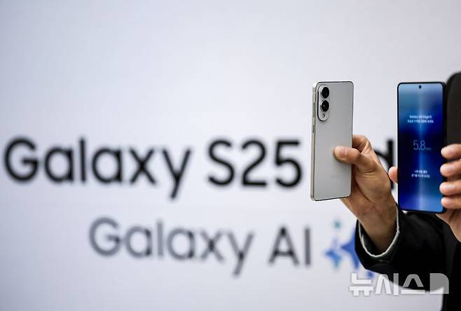 [서울=뉴시스] 정병혁 기자 = 13일 서울 서초구 삼성 강남에서 열린 삼성 갤럭시 S25 엣지 미디어 브리핑에서 모델들이 삼성 갤럭시 S25 엣지를 선보이고 있다. 2025.05.13. jhope@newsis.com