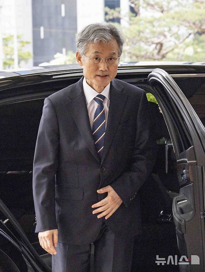 [서울=뉴시스] 김근수 기자 = 조희대 대법원장이 13일 서울 서초구 대법원으로 출근하고 있다. 대법원은 오는 14일 이재명 더불어민주당 대통령 후보 판결 관련 국회 청문회에 조희대 대법원장과 대법관들이 출석하지 않겠다는 입장을 밝히며, 재판 관련 청문회 참석은 부적절하다고 전했다. 2025.05.13. ks@newsis.com