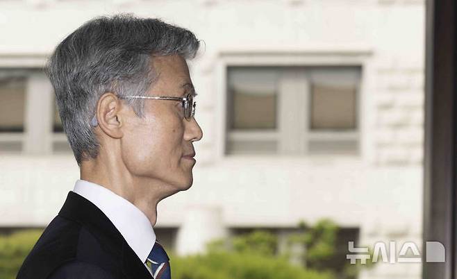 [서울=뉴시스] 김근수 기자 = 조희대 대법원장이 13일 서울 서초구 대법원으로 출근하고 있다. 대법원은 오는 14일 이재명 더불어민주당 대통령 후보 판결 관련 국회 청문회에 조희대 대법원장과 대법관들이 출석하지 않겠다는 입장을 밝히며, 재판 관련 청문회 참석은 부적절하다고 전했다. 2025.05.13. ks@newsis.com