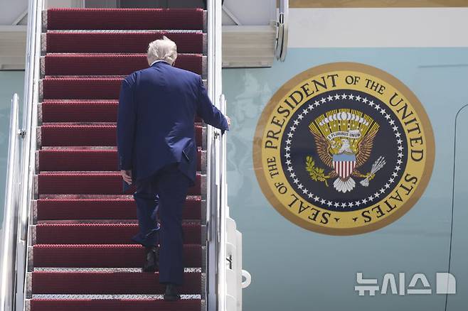 [앤드류스 공군기지=AP/뉴시스]걸프국 순방에 나서는 도널드 트럼프 미 대통령이 12일(현지시각) 앤드루스 공군기지에서 대통령 전용기에 오르고 있다. 2025.5.13.