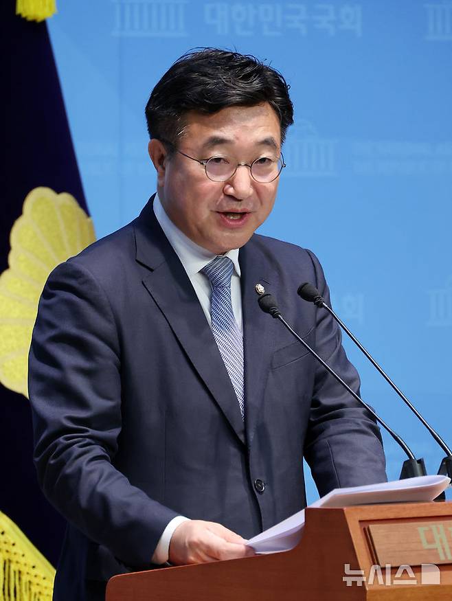 [서울=뉴시스] 조성우 기자 = 이재명 제21대 대통령 선거 더불어민주당 경선 후보 캠프 선거대책위원장인 윤호중 의원이 18일 오전 서울 여의도 국회 소통관에서 영남 지역 공약을 발표하고 있다. 2025.04.18. xconfind@newsis.com