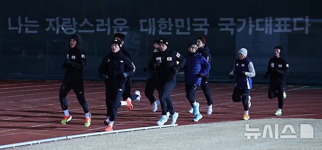 [진천=뉴시스] 김금보 기자 = 지난 27일 충북 진천국가대표선수촌에서 국가대표 선수들이 신년 훈련 새벽 구보를 하고 있다. 2024.01.01. kgb@newsis.com