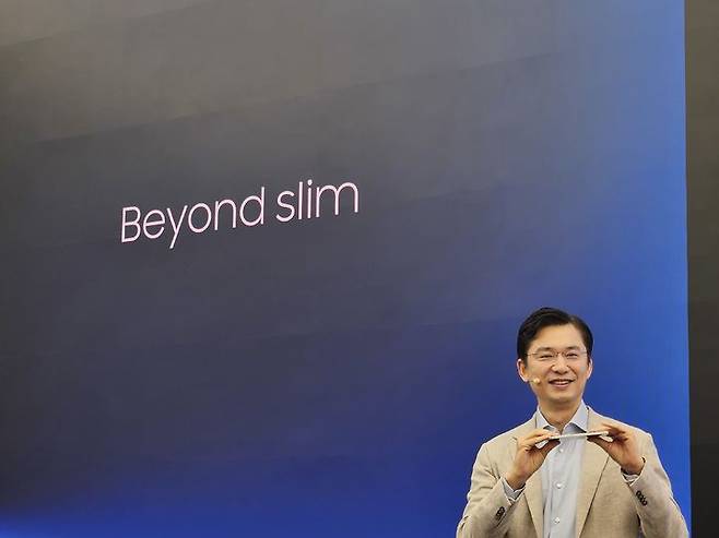 [서울=뉴시스] 박은비 기자 = 임성택 삼성전자 한국총괄 부사장이 13일 서울 서초구 삼성 강남에서 진행된 갤럭시 S25 엣지 미디어 브리핑에서 소개하고 있다. 2025.05.13. silverline@newsis.com *재판매 및 DB 금지