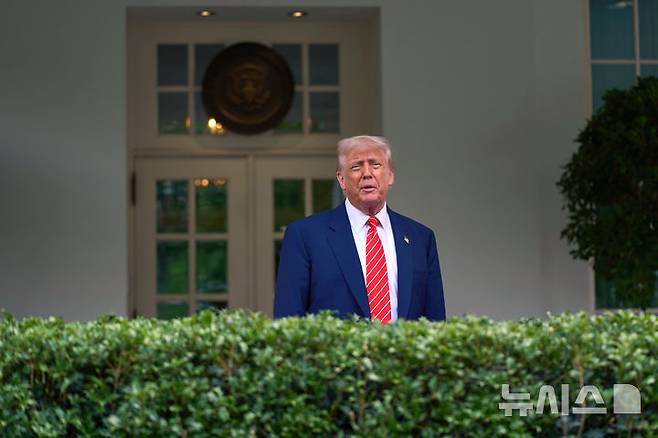 [워싱턴=AP/뉴시스]도널드 트럼프 미 대통령이 8일(현지시각) 백악관 웨스트윙 앞에서 기자들과 이야기하고 있다. 2025.05.09.
