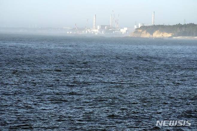 [후쿠시마=AP/뉴시스]일본 후쿠시마(福島)현 중부 지역인 나카도리(中通り)를 진원지로 하는 규모 4.5 지진이 13일 오전 10시 37분께 발생했다고 현지 공영 NHK, 후쿠시마 TV가 보도했다. 사진은 2023년 8월 24일 일본 후쿠시마현 나미에마치 인근 우케도 어향에서 후쿠시마 제1 원자력발전소의 모습이 보이고 있는 모습. 2025.05.13.