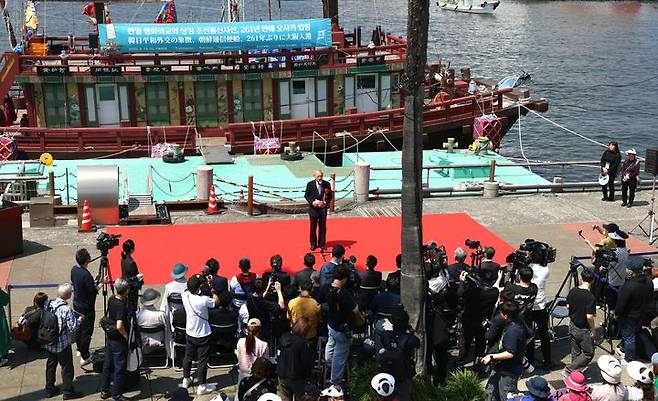 유인촌 문화체육관광부 장관은 13일 일본 오사카 아시아태평양무역센터(ATC) 부두에서 열린 조선통신사 입항식에서 축사하고 있다. (사진=문화체육관광부 제공) *재판매 및 DB 금지