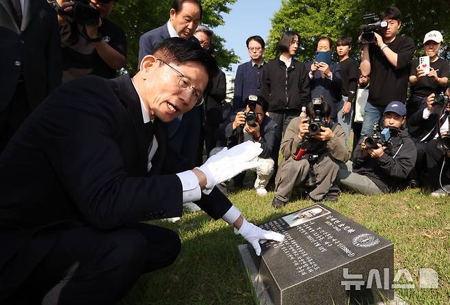 [대구=뉴시스] 고승민 기자 = 김문수 국민의힘 대선 후보가 13일 대구 국립신암선열공원을 찾아 대구 출신 항일 독립운동가 김태련 지사의 묘역을 참배하고 있다. 2025.05.13. kkssmm99@newsis.com