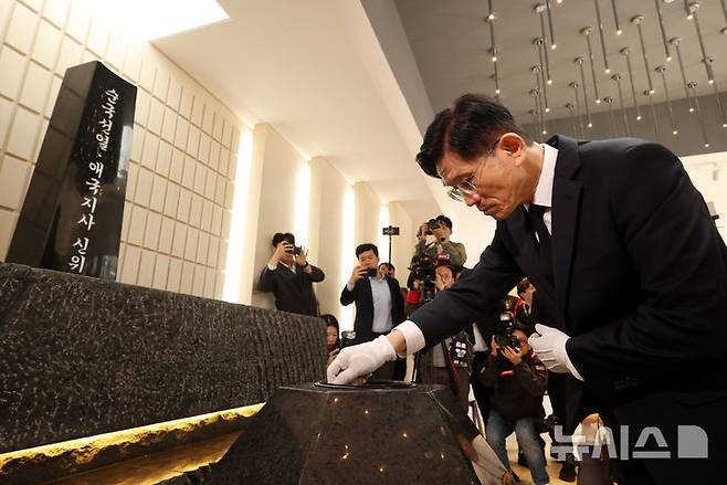 [대구=뉴시스] 고승민 기자 = 김문수 국민의힘 대선 후보가 13일 대구 국립신암선열공원을 찾아 항일애국지사의 위패가 있는 단충사에서 분향을 하고 있다. 2025.05.13. kkssmm99@newsis.com