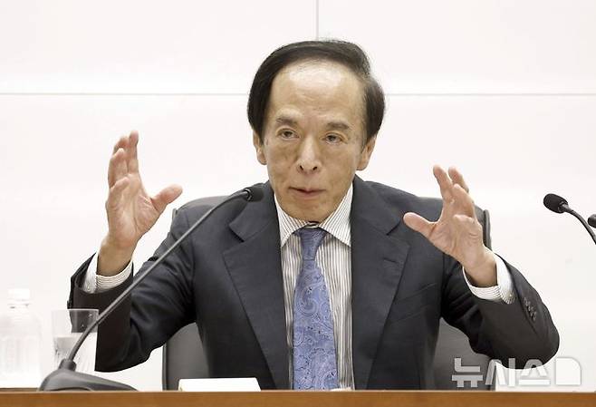[도쿄=AP/뉴시스] 일본은행이 도널드 트럼프 미국 행정부의 고율 관세 부과 등으로 인한 대외 불확실성에도 금리 인상 기조를 유지하겠다는 방침을 재확인했다. 사진은 우에다 가즈오 일본은행 총재가 2024년 7월31일 일본 도쿄에 있는 일본은행에서 기자회견을 하는 모습. 2025.05.13.