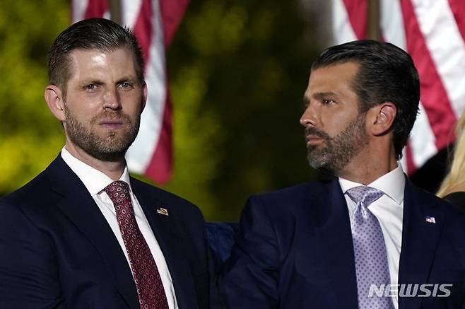 [워싱턴=AP/뉴시스] 도널드 트럼프 대통령의 둘째 아들이 공동 설립한 암호화폐 채굴업체 '아메리칸 비트코인'이 나스닥 우회 상장에 나선다고 12일(현지 시간) 뉴욕타임스가 보도했다. 트럼프 대통령의 장남 도널드 트럼프 주니어(오른쪽)와 차남 에릭 트럼프의 모습. 2025.05.13.