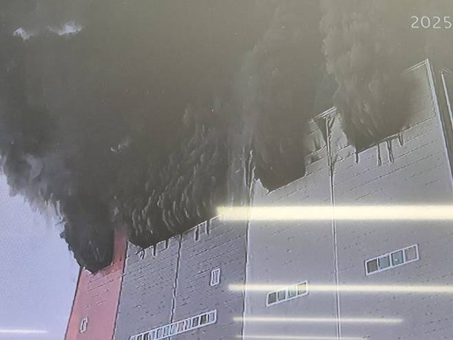 [이천=뉴시스] 13일 오전 이천시 부발읍의 한 물류창고에서 화재가 발생했다. (사진=경기도소방재난본부 제공) 2025.05.13. photo@newsis.com *재판매 및 DB 금지