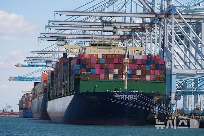 [로스앤젤레스=AP/뉴시스] 12일(현지 시간) AP통신에 따르면 트럼프발 관세 폭탄 이후 주문을 연기하거나 취소한 미국 기업들은 관세 인하 조치로 제품을 다시 선박에 실을 계획 중이지만, 병목 현상과 운임 비용 증가를 우려하고 있다. 사진은 미국 캘리포니아 로스앤젤레스 항구에서 컨테이너선이 선적 중인 모습. 2025.05.13.