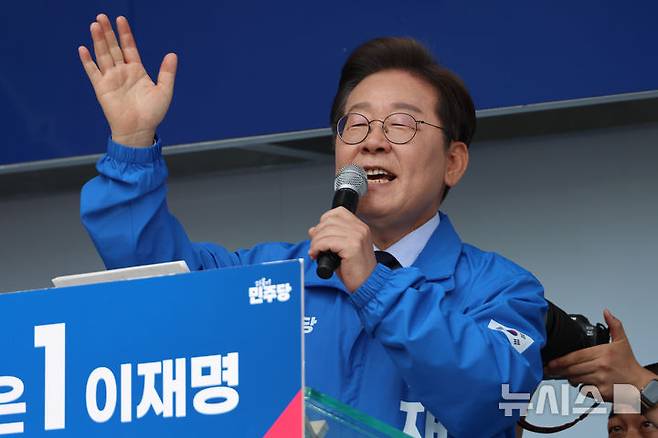 [구미=뉴시스] 권창회 기자 = 이재명 더불어민주당 대선 후보가 13일 경북 구미시 구미역 광장에서 열린 유세에서 지지호소를 하고 있다. (공동취재) 2025.05.13. photo@newsis.com