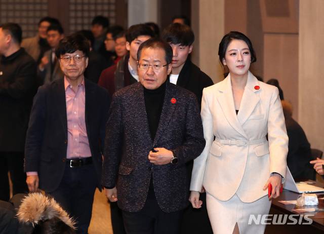 [서울=뉴시스]전진환 기자 = 싱크탱크 프리덤코리아포럼 창립식 & 정책토크쇼가 열린 2018년 12월26일 오후 서울 중구 한국프레스센터 국제회의장으로 당시 홍준표(가운데) 전 자유한국당 대표와, 배현진(오른쪽) 자유한국당 비대위 대변인, 이병태(왼쪽) 카이스트 교수와 입장하고 있다. 2018.12.26. amin2@newsis.com