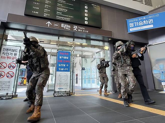 [평창=뉴시스] 13일 '지상협동훈련'이 펼쳐진 가운데 육군 36사단 장병들이 KTX 평창역 내부를 수색하고 있다. (사진=육군 제36보병사단 제공). photo@newsis.com *재판매 및 DB 금지