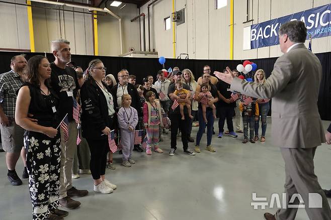 [덜레스=AP/뉴시스] 크리스토퍼 랜도(오른쪽) 미국 국무부 차관이 12일(현지 시간) 버지니아주 덜레스에 있는 덜레스 국제공항에 도착한 남아프리카공화국계 아프리카너를 맞이하고 있다. 이날 아프리카너(16세기 이후 네덜란드 등 유럽에서 남아공으로 이주해 정착한 백인) 59명이 난민 자격으로 미국에 입국했다. 취임 뒤 사실상 난민 수용을 중단한 도널드 트럼프 행정부가 남아공 백인의 난민 지위를 인정해 미국 내 정착을 허용해 논란이 일고 있다. 2025.05.13.