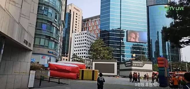 [서울=뉴시스]13일 소방당국에 따르면 이날 오후 3시4분께 서울 강남역 인근 13층 규모 빌딩 옥상 난간에 사람이 있다는 자살 우려 건으로 신고가 접수됐다. (사진=정구환TV 유튜브 캡쳐) 2025.05.13 *재판매 및 DB 금지