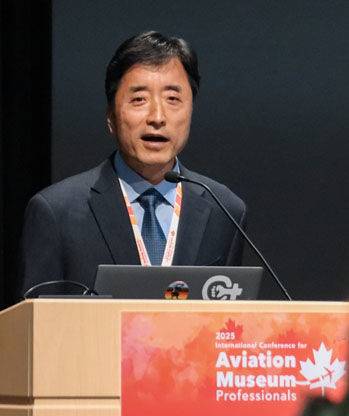 [서울=뉴시스] 캐나다 오타와에서 열린 국제항공박물관 네트워크 학술대회에서 최수관 국립항공박물관 본부장이 환영사를 하고 있다. 2025.05.13. (사진=국립항공박물관 제공) photo@newsis.com *재판매 및 DB 금지