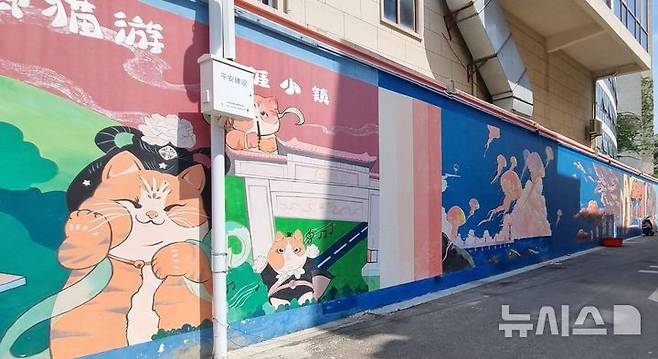 [울산=뉴시스] 박수지 기자 = 중국 하이난 싼야 톈야구 '마링지구'의 주민들이 직접 그린 벽화 모습. 2025.05.13. parksj@newsis.com