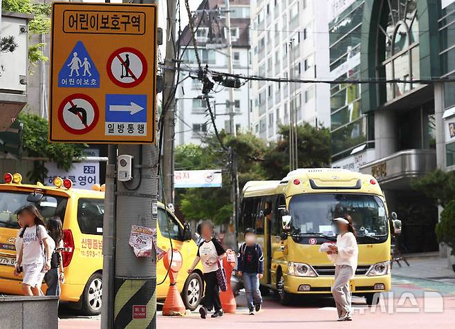 [서울=뉴시스] 김근수 기자 = 홍대 레드로드와 반포 학원가에서 오는 16일부터 '킥보드 없는 거리' 운영이 예정된 가운데 13일 서울 서초구 반포 학원가에 킥보드 운행 안내 표지판이 설치돼 있다. 서울시는 오는 5월 16일부터 홍대 레드로드와 반포 학원가 일대에 '킥보드 없는 거리'를 운영해, 낮 12시부터 밤 11시까지 전동킥보드 등 개인형 이동장치(PM)의 통행을 금지한다고 밝혔다.금지 대상은 전동킥보드, 전동이륜평행차, 동력 자전거 등이며, 위반 시 일반도로는 범칙금 3만원·벌점 15점, 어린이보호구역은 6만원·벌점 30점이 부과된다. 2025.05.13. ks@newsis.com