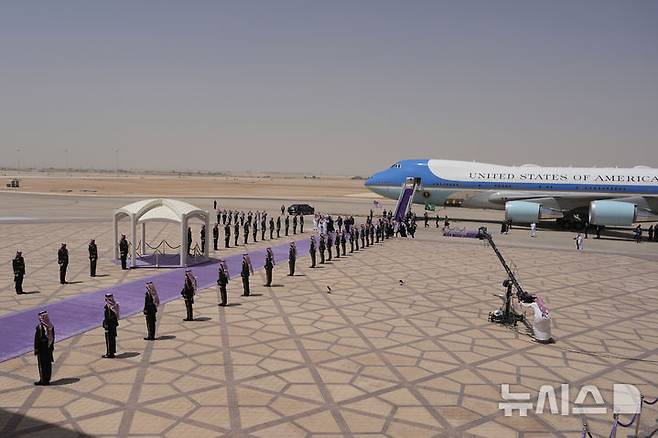 [리야드=AP/뉴시스] 도널드 트럼프 미국 대통령이 13일(현지 시간) 사우디아라비아 리야드 킹 칼리드 국제공항에 도착해 무함마드 빈 살만 왕세자와 걷고 있다. 2025.05.13.