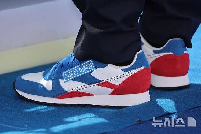 [화성=뉴시스] 조성우 기자 = 이재명 더불어민주당 대선후보가 제21대 대통령선거 공식 선거운동이 시작된 12일 경기 화성시 동탄 센트럴파크 음악분수중앙광장에서 열린 집중유세에 나선 가운데 이 후보 신발에 '지금은 이재명' 슬로건이 적힌 패치가 붙어 있다. (공동취재) 2025.05.12. photo@newsis.com