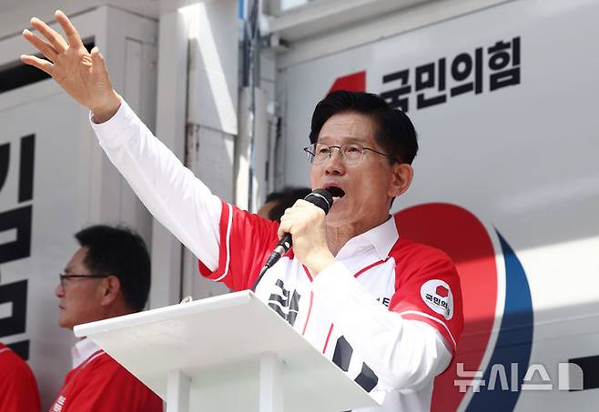[울산=뉴시스] 고승민 기자 = 김문수 국민의힘 대선 후보가 13일 울산 남구 신정시장 앞 도로에서 유세를 하고 있다. (공동취재) 2025.05.13. photo@newsis.com