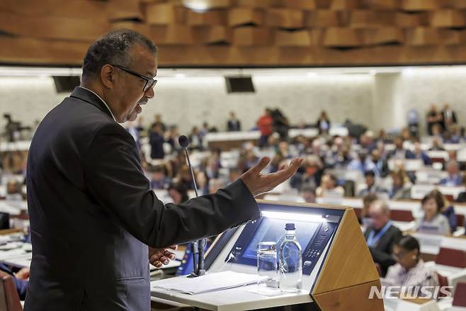 [제네바=AP/뉴시스] ﻿﻿대만의 세계보건기구(WHO) 총회(WHA) 참석이 올해도 중국의 반대로 무산될 것으로 보인다.  사진은 테워드로스 아드하놈 거브러여수스 세계보건기구(WHO) 사무총장이 지난해 5월 27일(현지 시간) 스위스 제네바 유엔유럽본부에서 열린 제77차 세계보건총회(WHA77) 개막식에서 연설하는 모습. 2025.05.13