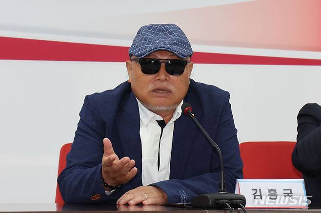 [서울=뉴시스] 권창회 기자 = 가수 김흥국이 4일 오전 서울 여의도 국민의힘 당사에서 열린 2024 총선 지원 연예인 자원봉사단 간담회에 앞서 발언하고 있다. 2024.06.04. kch0523@newsis.com