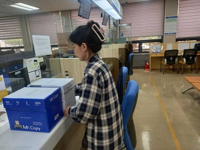 [창원=뉴시스] 강경국 기자 = ㈔경남여성회 관계자가 13일 부산고등법원 창원재판부에 거제 교제폭력 사망사건 가해자에 대한 엄벌을 촉구하는 2만명 분량의 탄원서를 제출하고 있다. (사진=독자 제공). 2025.05.13. photo@newsis.com *재판매 및 DB 금지