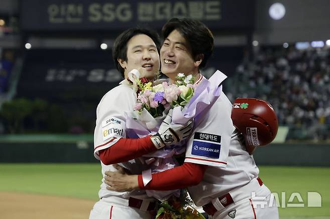[인천=뉴시스] 최동준 기자 = 13일 인천SSG 랜더스필드에서 열린 2025 KBO리그 NC 다이노스와 SSG 랜더스의 경기, 6회말 2사 1루 상황 SSG 최정이 500호 홈런을 친 뒤 김광현과 포옹하고 있다. 2025.05.13. photocdj@newsis.com