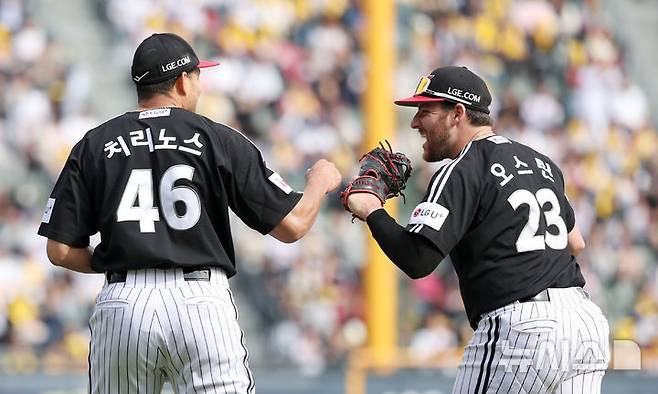 [서울=뉴시스] 김선웅 기자 = 6일 서울 송파구 잠실야구장에서 열린 2025 프로야구 LG 트윈스 vs 두산 베어스의 경기, 7회말 LG 선발투수 치리노스와 1루수 오스틴이 이닝을 마무리하며 더그아웃으로 향하고 있다. 2025.05.06. mangusta@newsis.com