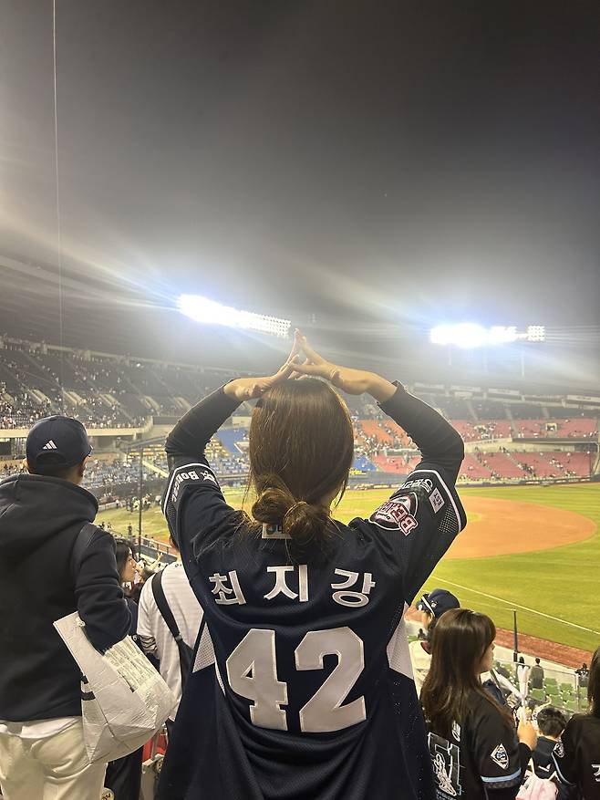 NC 원정 팬에게 간식 나눔을 한 두산 팬 진혜련 씨 뒷모습 (얼굴은 부끄러워 뒷모습으로 대체. 서울시 동작구 거주.)