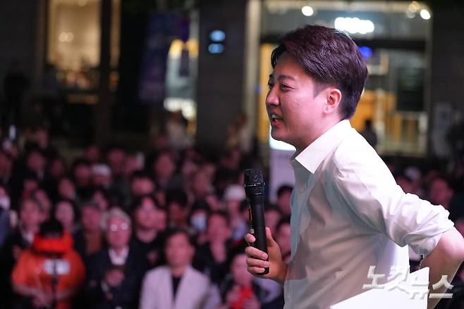 개혁신당 이준석 대선 후보가 공식 선거운동 첫날인 12일 오후 서울 종로구 청계광장에서 출정식을 열고 "열심히 공부하면 결국 대한민국은 공정한 사회로서 나에게 길을 열어줄 것이라 믿었다"며 "그것이 제가 지키고 싶은 대한민국의 모습"이라고 밝혔다. 개혁신당 선거대책본부 공보단 제공