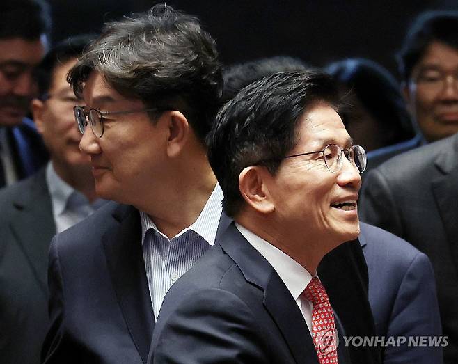 (서울=연합뉴스) 박동주 기자 = 국민의힘 김문수 대선 후보와 권성동 원내대표가 11일 서울 여의도 국회에서 열린 의원총회에 참석하고 있다. 2025.5.11 pdj6635@yna.co.kr 연합뉴스