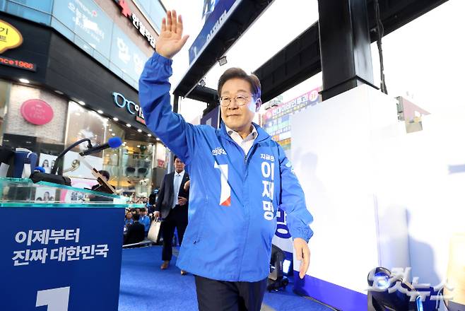 이재명 더불어민주당 대선 후보가 6·3 대통령선거 공식 선거운동 첫날인 12일 오후 대전 중구 으능정이거리 스카이로드에서 열린 'K-과학기술' 대전 유세에 참석해 연설을 마친 뒤 손인사를 하고 있다. 류영주 기자