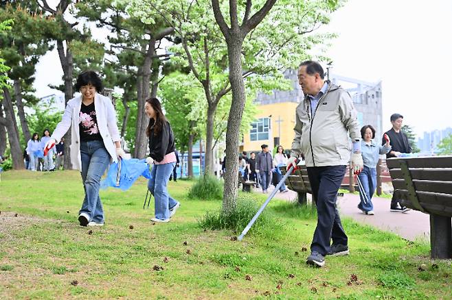 속초시는 13일 오전 9시 청초호 호수공원 일원에서 공직자 200여 명이 참여하는 직원 이야기마당 '좋은 날, 속초'를 운영했다. 속초시 제공