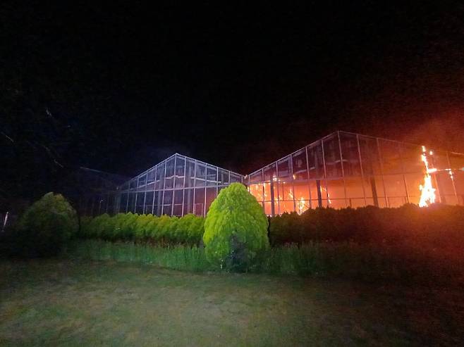 온실 식물원 화재. 아산소방서 제공
