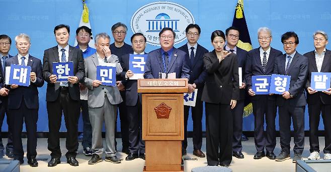 더불어민주당 김경수 총괄선거대책위원장과 공동위원장인 김태년 의원 등이 13일 서울 여의도 국회 소통관에서 '진짜 대한민국' 선대위 국토공간혁신위원회 출범 기자회견을 하고 있다. 연합뉴스