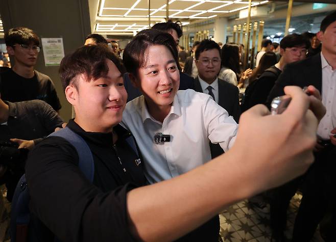 개혁신당 이준석 대선 후보가 13일 '학식먹자 이준석' 행사가 열린 대구 경북대학교 학생식당에서 학생들과 기념촬영을 하고 있다. 연합뉴스