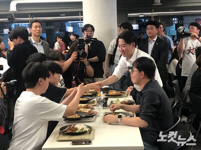 개혁신당 이준석 대선 후보가 13일 대구 북구 경북대에서 재학생들과 함께 식사하기 전 악수하며 인사를 건네고 있다. 대구=이은지 기자