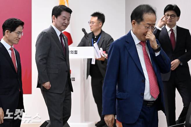홍준표 후보가 지난달 29일 국민의힘 3차 경선 진출자 발표 행사에서 탈락된 후 퇴장하고 있다. 윤창원 기자