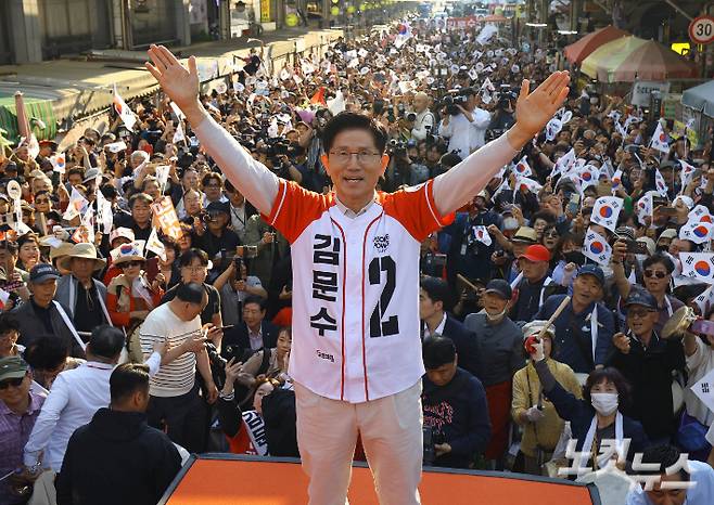 국민의힘 김문수 대선후보가 12일 오후 대구 서문시장을 방문해 시민들에게 인사하고 있다. 대구=황진환 기자